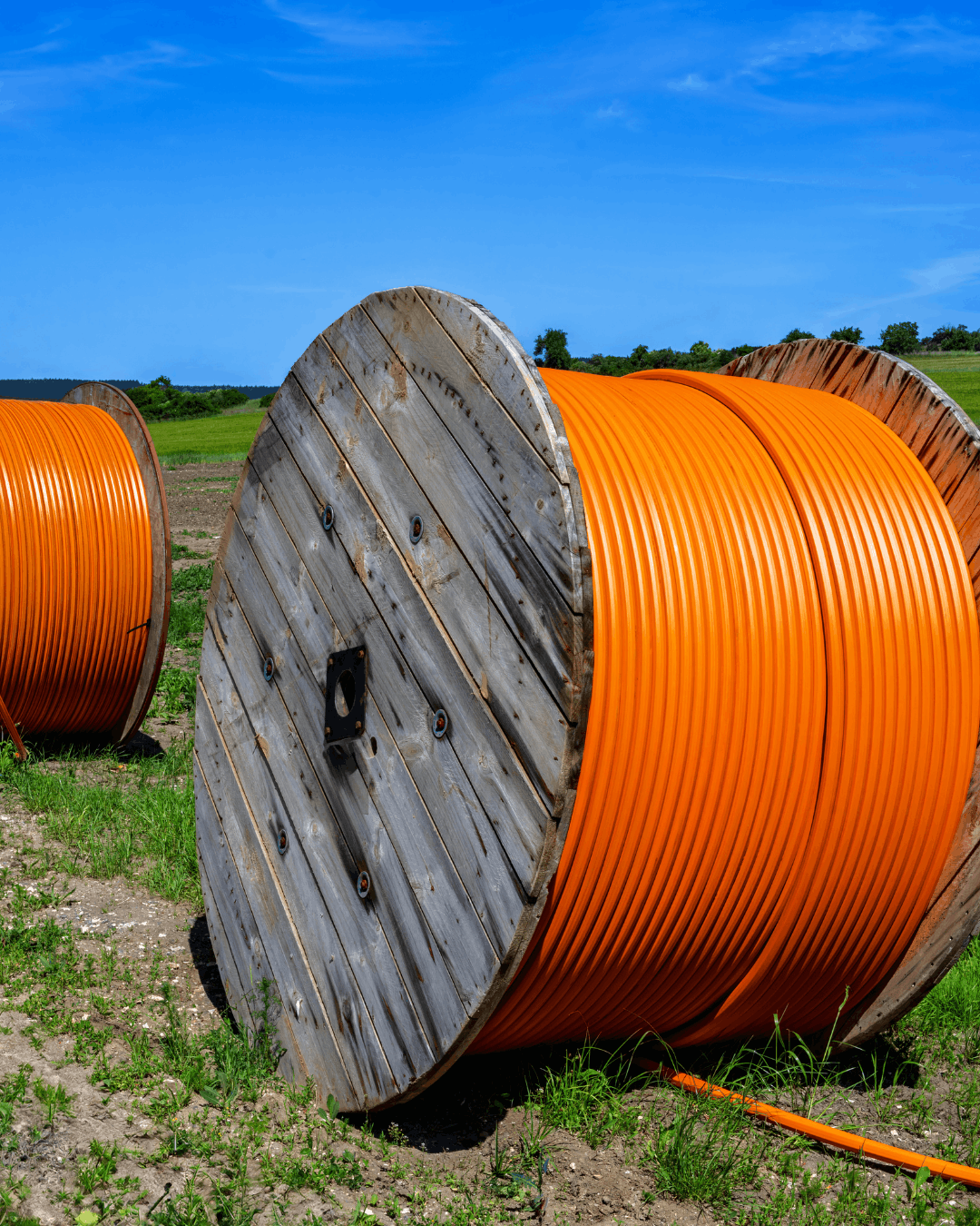 Fiber technician performing long-haul fusion splicing in a field setup